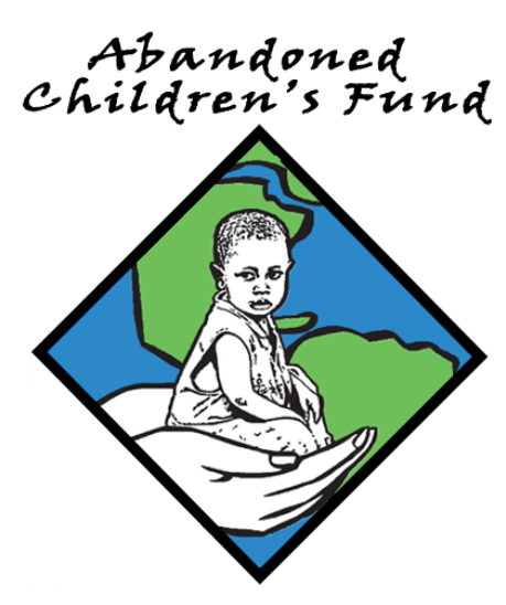 helfende hände - Logo für den „Abandoned Children’s Fund“, das die Skizze eines Kindes zeigt, das auf einer offenen Hand in einem rautenförmigen Rahmen sitzt, im Hintergrund ist eine Weltkarte zu sehen. Der Name der Organisation ist darüber in stilisierter Schrift geschrieben. helfende hände ggmbh hamburg