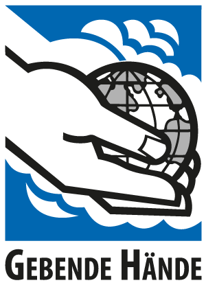 helfende hände - Eine stilisierte Illustration einer Hand, die einen Globus mit Breiten- und Längengraden hält. Im Hintergrund sind ein blauer Himmel und weiße Wolken zu sehen. Unten steht der Schriftzug „Gebende Hände“. helfende hände ggmbh hamburg