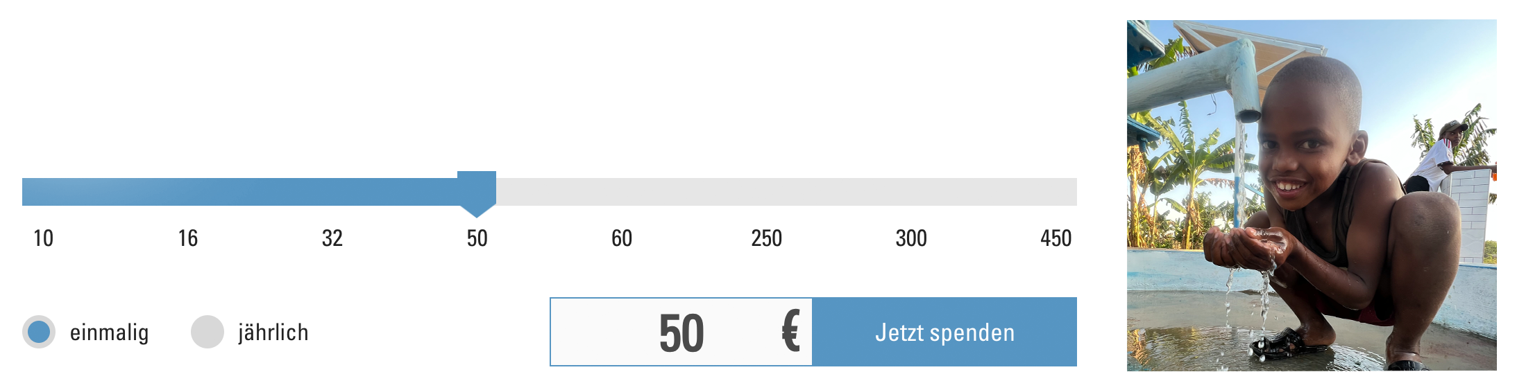 helfende hände - Ein horizontaler Spendenregler ist auf 50 Euro eingestellt und bietet die Wahl zwischen einer einmaligen und einer jährlichen Spende. Rechts davon hockt ein Kind am Rand eines Pools, lächelt und schöpft Wasser mit den Händen. helfende hände ggmbh hamburg
