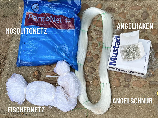 helfende hände - Ein blaues Moskitonetz, ein Bündel Fischernetz, eine Rolle Angelschnur und eine Schachtel mit Angelhaken liegen auf einer Steinfläche ausgebreitet. Deutsche Bildunterschriften beschriften die einzelnen Gegenstände. helfende hände ggmbh hamburg